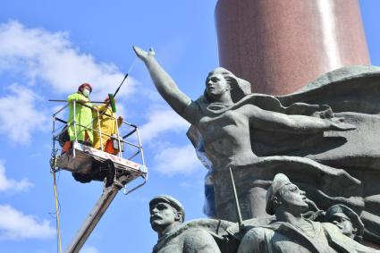 Москва. Работники коммунальных служб моют памятник В. И. Ленину на Калужской площади.