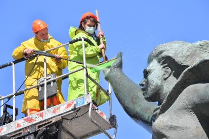 Москва. Работники коммунальных служб моют памятник В. И. Ленину на Калужской площади.