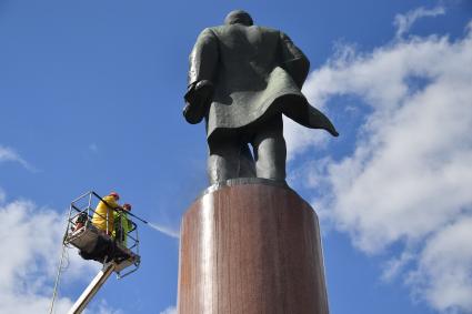 Москва. Работники коммунальных служб моют памятник В. И. Ленину на Калужской площади.