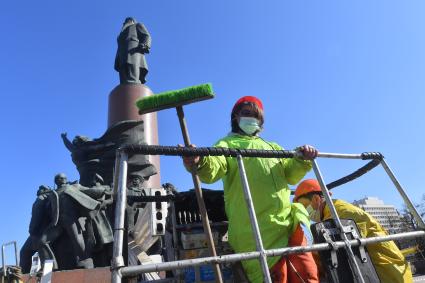 Москва. Работники коммунальных служб моют памятник В. И. Ленину на Калужской площади.