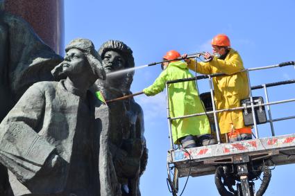 Москва. Работники коммунальных служб моют памятник В. И. Ленину на Калужской площади.