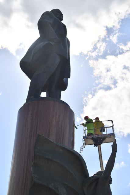 Москва. Работники коммунальных служб моют памятник В. И. Ленину на Калужской площади.