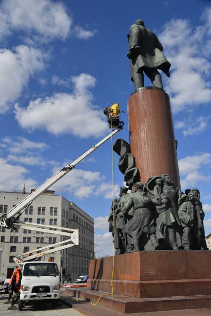 Москва. Работники коммунальных служб моют памятник В. И. Ленину на Калужской площади.