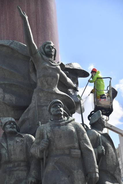 Москва. Работники коммунальных служб моют памятник В. И. Ленину на Калужской площади.