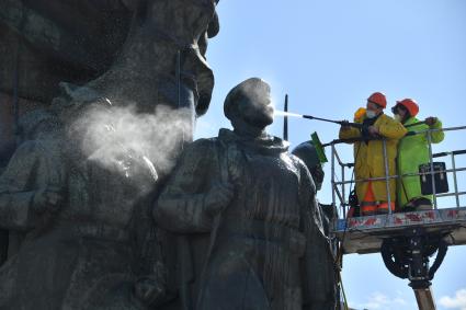 Москва. Работники коммунальных служб моют памятник В. И. Ленину на Калужской площади.