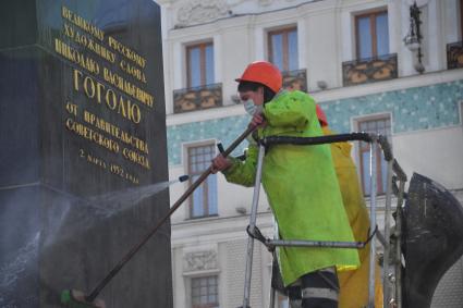 Москва. Работники коммунальных служб моют памятник Н. В. Гоголю на Гоголевском бульваре.