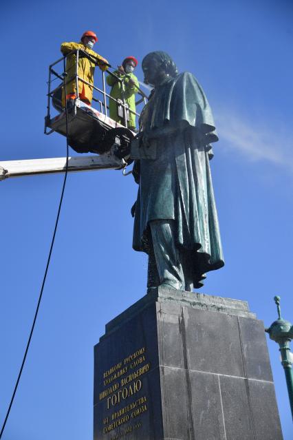 Москва. Работники коммунальных служб моют памятник Н. В. Гоголю на Гоголевском бульваре.