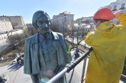 Москва. Работник  коммунальных служб моет памятник Н. В. Гоголю на Гоголевском бульваре.