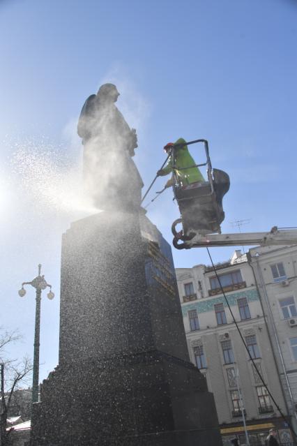 Москва. Работники коммунальных служб моют памятник Н. В. Гоголю на Гоголевском бульваре.