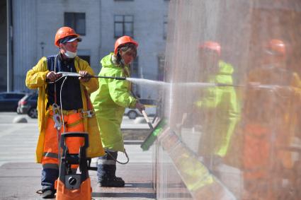 Москва. Работники коммунальных служб моют памятник Н. В. Гоголю на Гоголевском бульваре.