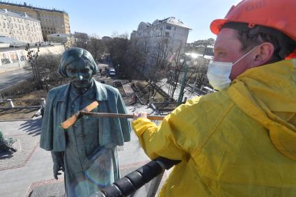 Москва. Работник  коммунальных служб моет памятник Н. В. Гоголю на Гоголевском бульваре.