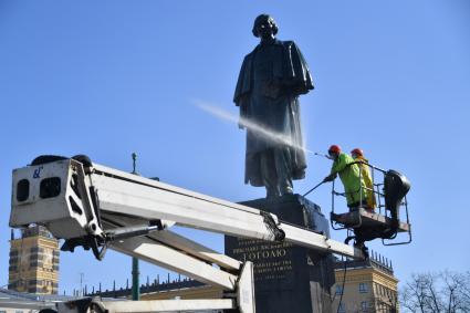 Москва. Работники коммунальных служб моют памятник Н. В. Гоголю на Гоголевском бульваре.