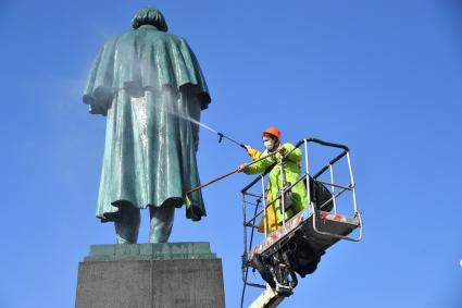 Москва. Работники коммунальных служб моют памятник Н. В. Гоголю на Гоголевском бульваре.