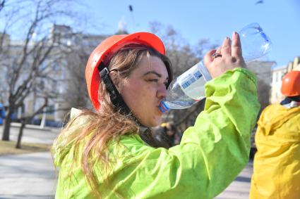 Москва. Сотрудница коммунальных служб  на Гоголевском бульваре.