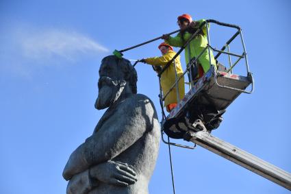 Москва. Работники коммунальных служб моют памятник Фридриху Энгесу.