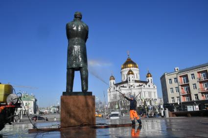 Москва. Работники коммунальных служб моют памятник Фридриху Энгесу.