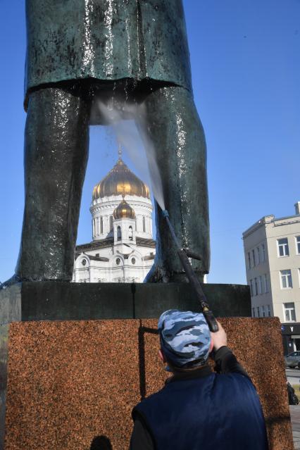 Москва. Работники коммунальных служб моют памятник Фридриху Энгесу.