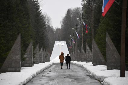 Владимирская область. У Мемориала на месте гибели   Юрия Гагарина и Владимира Серегина.