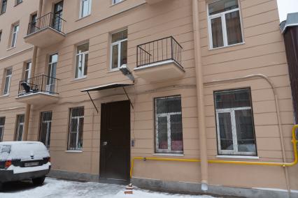 Санкт-Петербург. Балкон без двери на фасаде жилого дома.