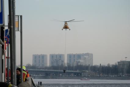 Санкт-Петербург. Вертолет Ми-8 с водосливным устройством ВСУ-5 во время тушения пожара в здании фабрики`Невская мануфактура`.