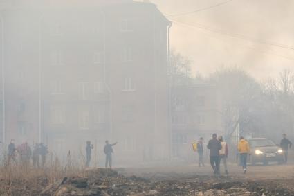 Санкт-Петербург. Пожар в здании фабрики `Невская мануфактура` на Октябрьской набережной.