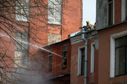 Санкт-Петербург. Тушение пожара в здании фабрики `Невская мануфактура` на Октябрьской набережной.