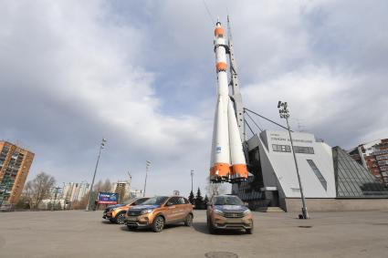 Самара. Ракета-носитель `Союз`перед музеем `Самара космическая`.