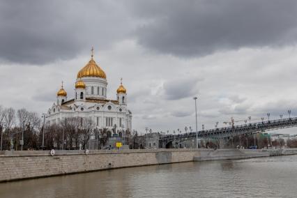 Москва.  Вид на храм Христа Спасителя.