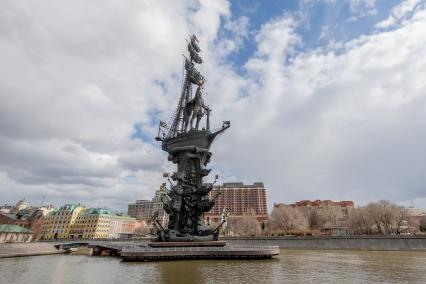 Москва.  Вид на памятник Петру I.