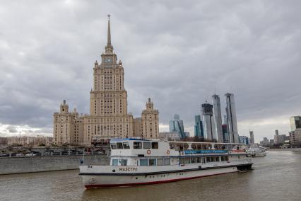 Москва. Теплоход `Маэстро` у  гостиницы Radisson Collection Hotel.