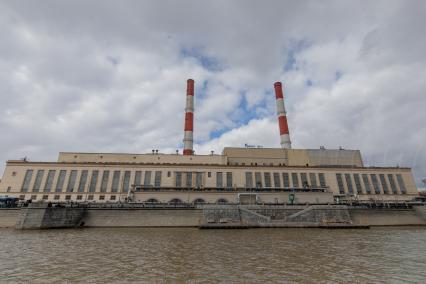 Москва. Дымящие трубы ТЭЦ-12 на Бережковской набережной.