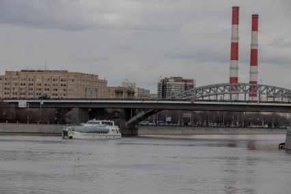 Москва.  Теплоход флотилии `Рэдиссон Ройал` на Москве-реке.