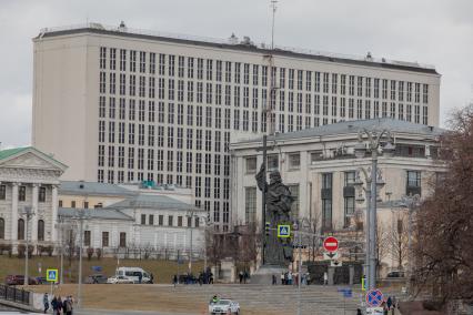 Москва.  Вид на памятник князю Владимиру на Боровицкой площади.