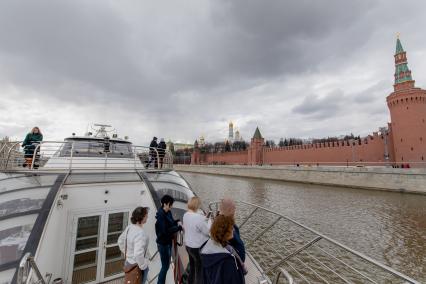 Москва. Во время прогулки на теплоходе по Москве-реке.