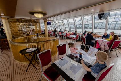 Москва. Посетители в ресторане теплохода Radisson Royal.