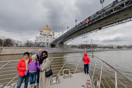 Москва. Во время прогулки на теплоходе по Москве-реке.