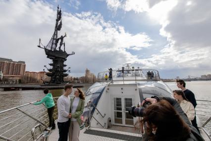 Москва. Во время прогулки на теплоходе по Москве-реке.