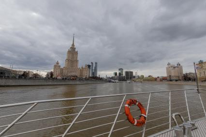 Москва. Вид на здание гостиницы Radisson Collection Hotel (гостиница `Украина`) на Кутузовском проспекте.