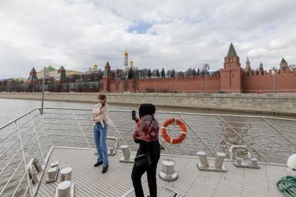 Москва. Девушки во время прогулки на теплоходе по Москве-реке.