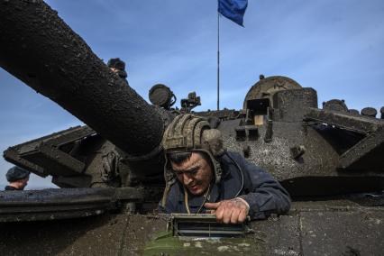 армия военные военнослужащие танковый биатлон полигон соревнования Танк Т-72Б3 грязь танкист
