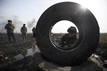 армия военные военнослужащие танковый биатлон покрышка полигон соревнования