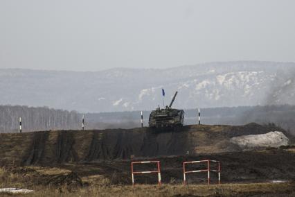 армия военные военнослужащие танковый биатлон полигон соревнования  Танк Т-72Б3 грязь