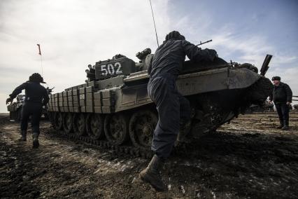 армия военные военнослужащие танковый биатлон полигон соревнования Танк Т-72Б3 грязь танкист экипаж