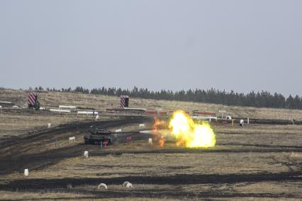 армия военные военнослужащие танковый биатлон полигон соревнования Танк Т-72Б3 грязь выстрел вспышка огонь