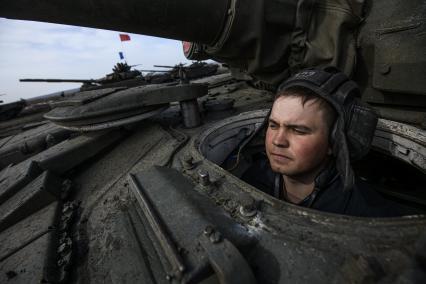 армия военные военнослужащие танковый биатлон полигон соревнования Танк Т-72Б3 грязь танкист экипаж