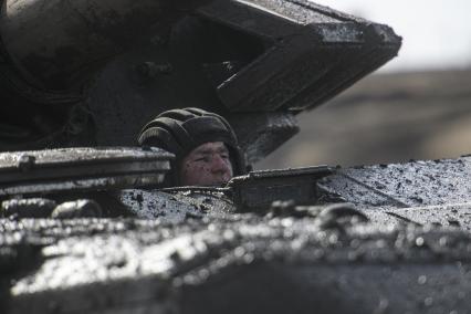 армия военные военнослужащие танковый биатлон полигон соревнования Танк Т-72Б3 грязь танкист экипаж