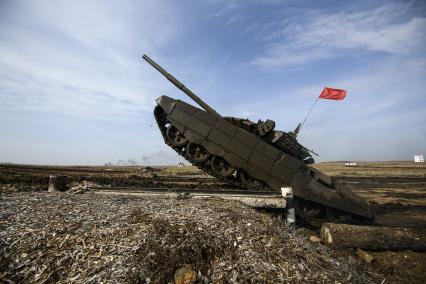армия военные военнослужащие танковый биатлон полигон соревнования Танк Т-72Б3 грязь препядствие подъем