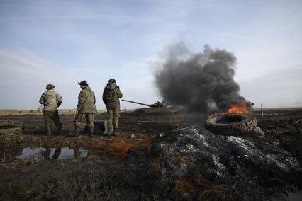 армия военные военнослужащие танковый биатлон покрышка полигон соревнования Танк Т-72Б3 грязь