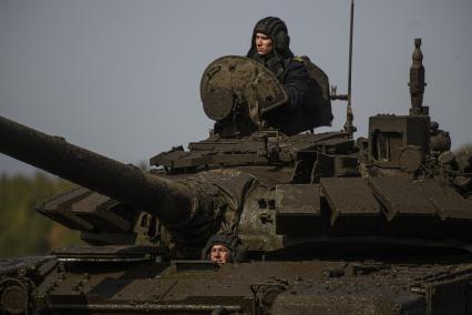 армия военные военнослужащие танковый биатлон полигон соревнования Танк Т-72Б3 грязь танкист