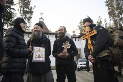 Свердловская область. Среднеуральский женский монастырь. Решением Верхнепышминского районного суда запрещено нахождение и проживание граждан на территории комплекса Среднеуральского женского монастыря. В ходе совместной спецоперации Полиции, судебных приставов, ОМОН, МЧС, с территории монастыря были выведены все граждане, проживавшие там